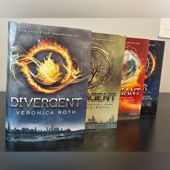 Divergent Series of 4 Hard Cover Books - Picture 1 of 11